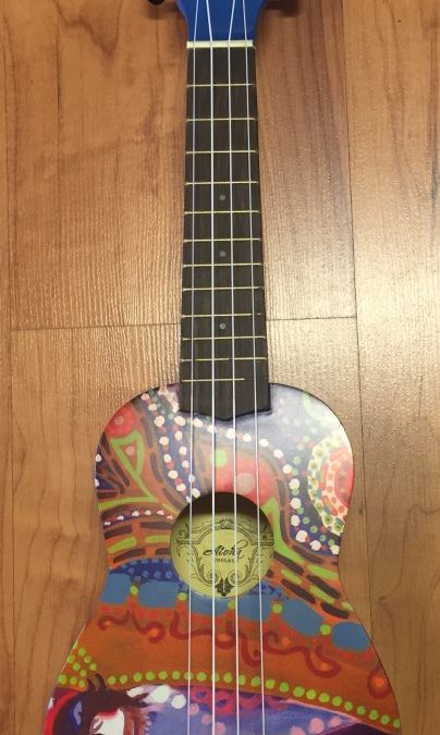 יוקללה סופרן כחול עם גרפיקה צבעונית UK-300T ALOHA